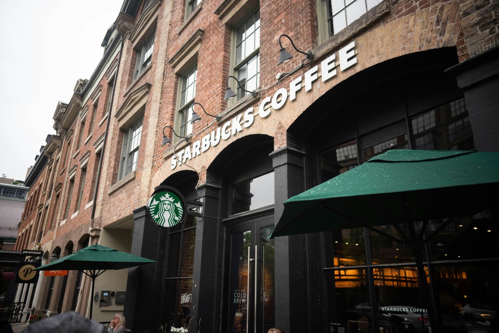 Mientras Starbucks obliga a sus trabajadores a volver a la oficina. Su CEO tiene fácil llegar hasta allí: en jet privado