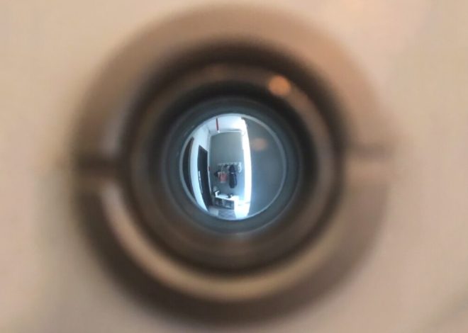 Si tenías dudas sobre colocar una mirilla con cámara en casa, el Supremo lo deja claro: «vulnera la intimidad de los vecinos»