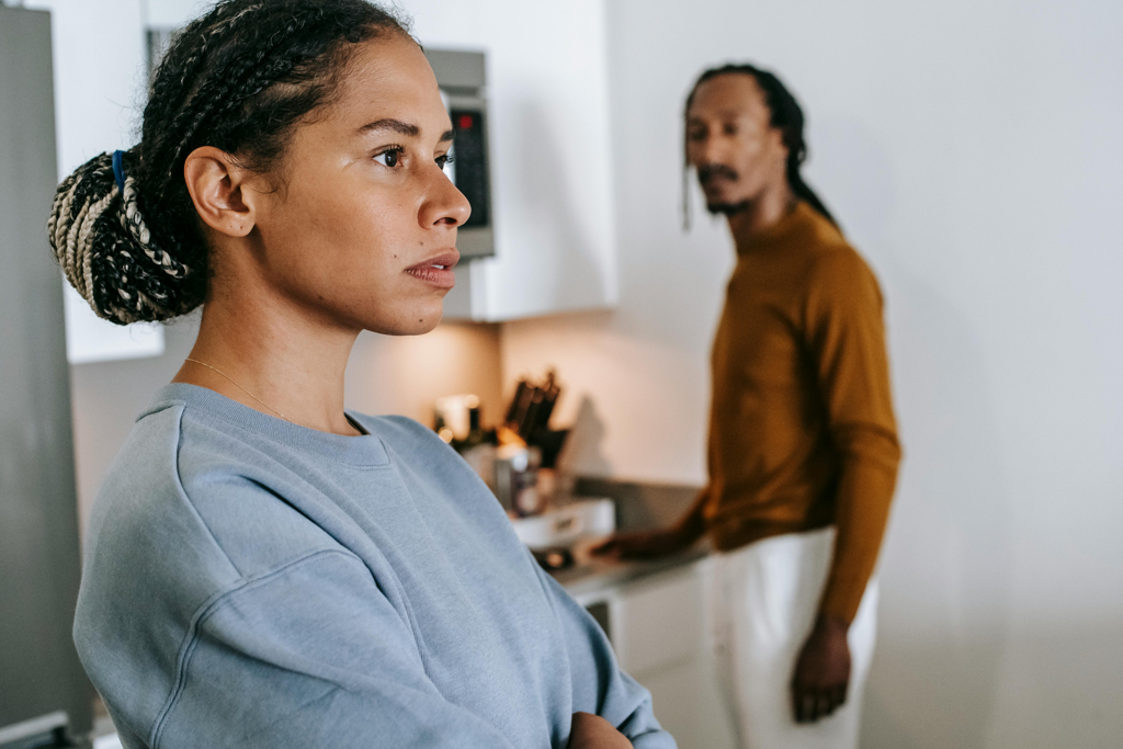 Muchas mujeres heterosexuales dicen estar hartas de los hombres. Hay una teoría que lo explica: «heterofatalismo»