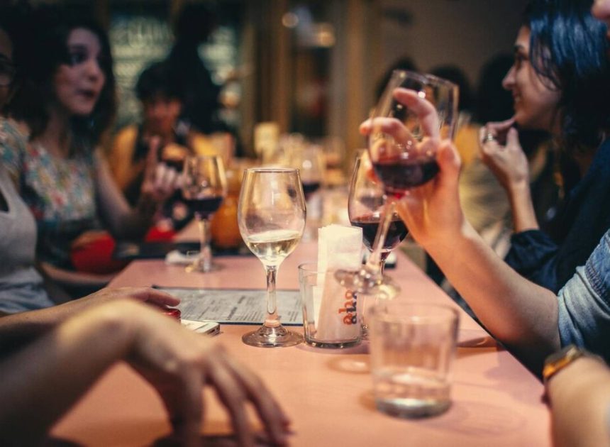 Llevamos años escuchando que «un vaso de vino al día es bueno para la salud». La ciencia tiene claro que no