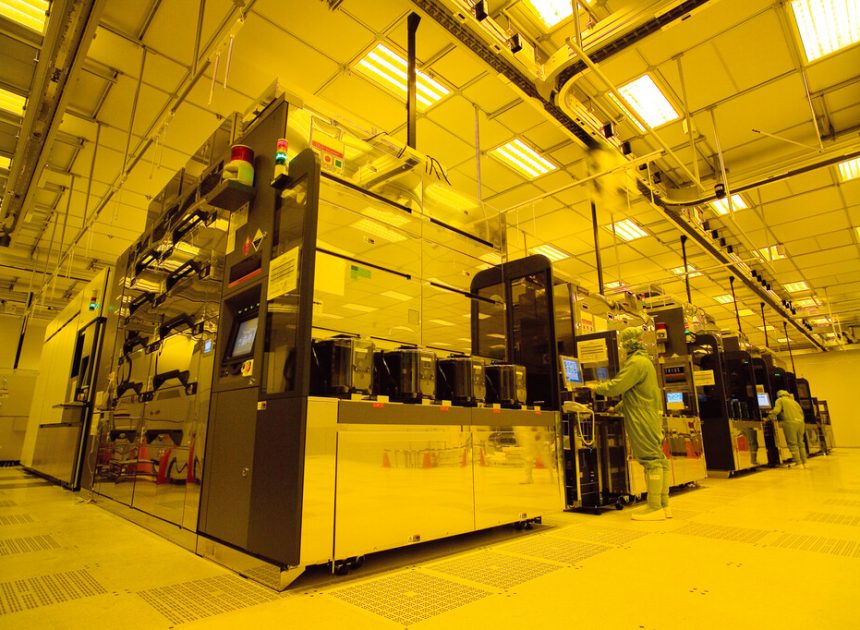 Taiwán necesita con urgencia talento para su industria de los chips. Sorprendentemente lo está buscando en campamentos de verano