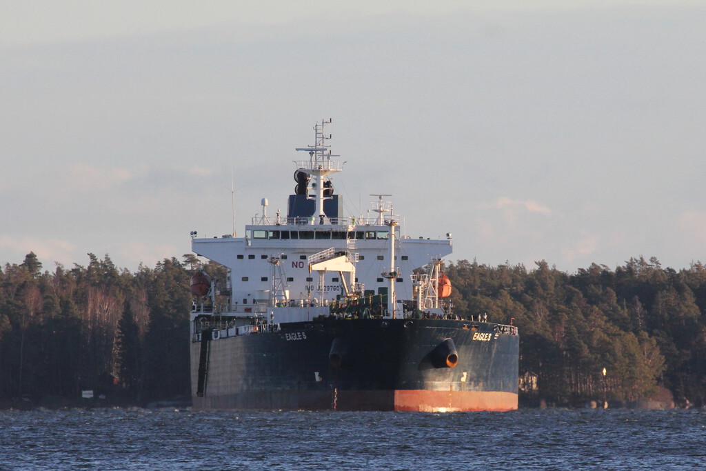 Alguien cortó cinco cables submarinos en el Báltico. Finlandia ya señala como responsable a un barco de la “flota en la sombra”
